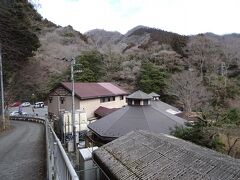 登山口からは道路を20分ほど歩き、2週間前にも訪れた「中川温泉ぶなの湯」で温泉に入って、バスの時間まで2階の休憩室で過ごしました。