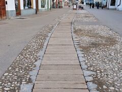 Obermarkt（オーバーマルクト）

旧市街のメインストリート。木の蓋がされているのは水路です。夏場は澄んだ水が流れています。