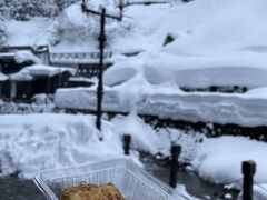 足湯の順番を待っている間、有名な豆腐屋さんの揚げを食べました。

古勢起屋別館では、足湯用のタオルを出してくれました。ありがたいです。