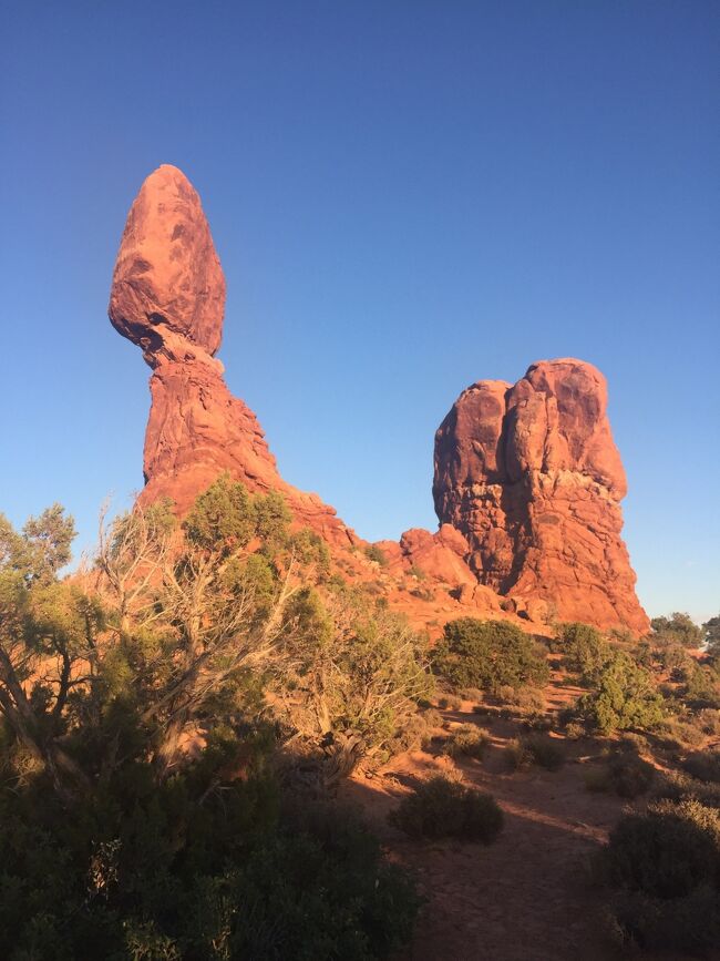 ユタ州 アーチーズ国立公園 － 夕日を浴びるバランスロックを
