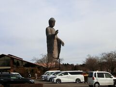 牛久浄園から見た牛久大仏です。
中にエレベータがあり胸の所まで上ることが出来るのですが、まだ上ったことはありません。
次回の法事の際には上ってみようかな。