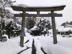 階段を上がり切ると、鳥居と社殿が見えました。

参道はかなりの雪が積もっていました。