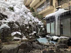 湯上がりに、滝の湯の近くの旅館『鳴子風雅』さんの敷地内にある滝を見ました。