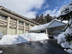 蔵王ロープウェイ蔵王山麓駅で下車

5分ほど坂道を歩いてホテルに向かいました

山形駅には送迎バスがあります

空港にも送迎バスを出して欲しいものです
