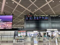 成田空港の第一ターミナルへ来ました。。
まだまだ。。フライトも少ないです(ーー;)
