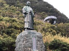 フライトまで少し余裕がありそうなので、室戸岬に寄ってみました。
しかし着いてみると、風が強く雨が横から吹き付けてくるので、慎太郎の写真を写したら早々に退散しました。
その後は寄り道せず、高知空港から羽田へ飛んで帰宅。