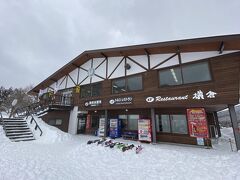 ランチタイムは

ロープウェイ山麓駅の横にて

2Fはレストラン横倉(スキーグッズも販売)

1Fは無料休憩所とトルコ料理