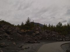 有村溶岩展望所　火山灰で道は砂っぽいです。