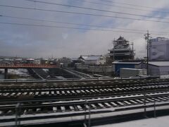  大雪のため快速列車はいつ来るのかわからない状況でした。普通列車は定時で運行されており、岐阜行きの普通列車で尾張一宮駅に向かいます。
 清州城が見えてきました。