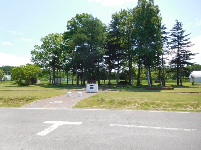 とりあえず問寒別の集落を歩きます。公園があったくらいですね。<br /><br />スーパーで食料調達と情報収集。昼間ならヒグマはあまり出ず大丈夫そうということで、糠南駅に行くことにしました。「糠南まで歩く」と話しても驚かれないということは、訪れる人がそれなりにいるのかも。