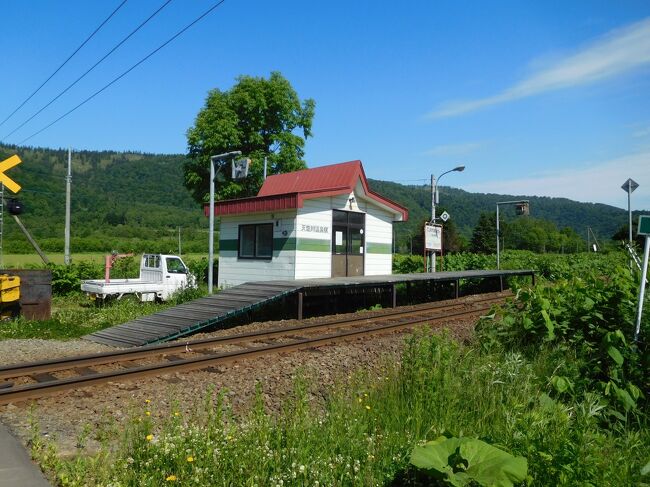 駅舎はこちら。ほのぼのした雰囲気です。<br />ホームは列車一両の半分程度しかありません。