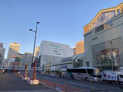 朝の新宿駅に来ました。