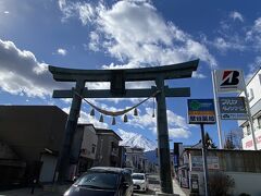 富士山駅近くの金鳥居まできました。
富士山とのコラボでしたが、鳥居が逆光となってしまいました。