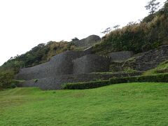 こちらは世界遺産指定は受けていませんが、国指定史跡です。
規模は大きくありませんが、グスク時代の石垣をきちんと見たのは初めてだったので、これはこれで感心してました。

ですが、ある意味 こちらを最初に観ておいて正解でした。理由は後程。