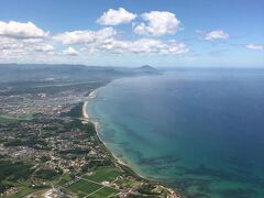 萩・石見空港へ降り立つ直前、上空から益田市街地を眺める。空港名に「萩」とあるけど、ここから萩まで結構距離あるよね～（笑）。