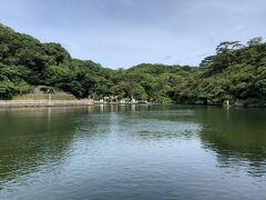笠山の麓にある明神池は、海とつながっている。