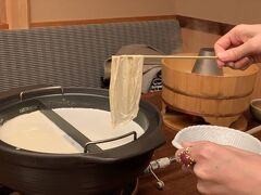 豆乳が煮立ってきたところで引き上げ湯葉～♪
きれいに引き上げられると楽しいですよね
