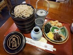 こちらがその「宝来そば」
五段のお重にあるお蕎麦に、それぞれ好きなように具を乗せていただきます。
蕎麦湯も一緒に来ました。
https://honke-owariya.co.jp/menu/