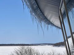 冬季閉鎖の道の駅でしたがここから眺める風連湖は最高なのでは・・・。
頭上注意！！　　巨大なつらら。

この後の昼食は　別海町のレストラン・はまなす
ここの定食は半端なくボリューム満点。