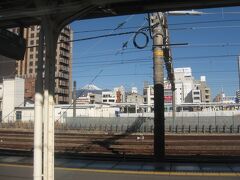 沼津駅、御殿場線のホームから富士山が見えました。
「ひょっとして今回の旅行中は富士山拝めないかも」とヤサグレていたので嬉しかったです。
この季節に1週間も見えないのは相当なレアケースでしょう。