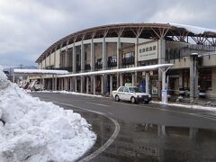 前日までこの冬初めての大雪が降っていて、それが溶けかけていた会津田島駅の駅前。
駅を出てすぐのところに路線バスとタクシーの乗り場がある。