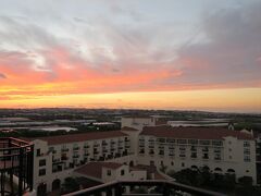 10月12日午前6時20分
ホテル日航アリビラのラナイ（テラス）から眺める美しい朝焼け