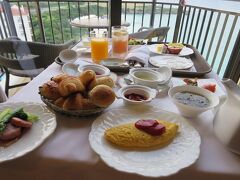 午前７時
ルームサービスのアリビラブレックファーストは人気のベルデマールから