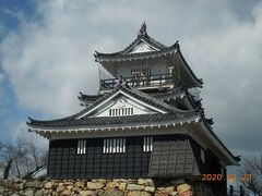黒くてカッコいい浜松城。
続100名城に選ばれて、本当にうれしいです。
早速中に入ってみましょう！