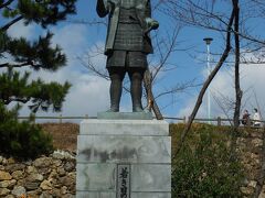 浜松広報館を後にして、向かったのは浜松城。
若き日の徳川家康公がお出迎えしてくれます。
意外とイケメン。