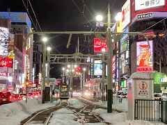 札幌市内にやってきました。雪に覆われたすすきのの街。ネオンや街灯の光が雪に照り返され、いつもより街の輝きが増してます。NIKKAのおじさんも眩しそう（笑）