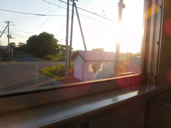 こちらが南幌延駅の駅舎。周辺は原野で、牧場らしき建物があるくらい。
