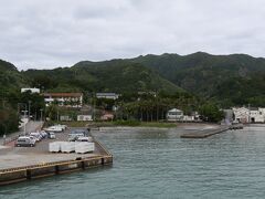 母島・沖港に入港します。
母島は沖港の周りに集落があり、村役場、学校なども集まっています。