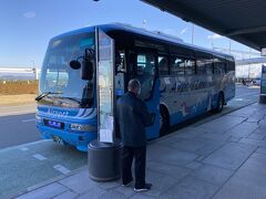 空港から市内へは空港リムジンで移動します。
高松市内方面は2番乗り場から。
SuicaやPASMOと言った交通系ICカード対応です。