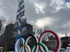 雪像の代わりに、ミュンヘン市との友好のシンボル＝マイバウムと五輪モニュメントをパシャリッ!!