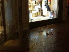 妻が見たいというのでレイジースーザンに来ました。

バッグや財布類がかなりお安くなっていました。

東京ディズニーリゾートで過ごす冬その2へつづく。