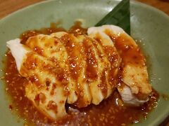 夕食にはイクスピアリ内にあるレストラン、モンスーンカフェへいきました。

アジア系料理のお店です。タイ料理がメインかなと思いますが、よだれ鶏もありました。辛さもまあまあでお酒もすすむ味でした。ほかにもパッタイや生春巻きなどを食べました。