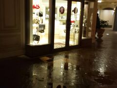 前回紹介したレイジースーザンで妻が財布を購入しました。長財布です。セールでゲットできたと喜んでいました。