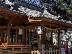 さて、お腹もふくれたし、散策再開。まずは土麦のすぐお向かいの熊野神社から。