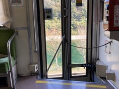 出入口がバスみたい

途中、7分停車しましたが
トイレが汚いとの情報で我慢

窪川駅に14時23分着

次の列車まで1時間半あるのでお昼ご飯
