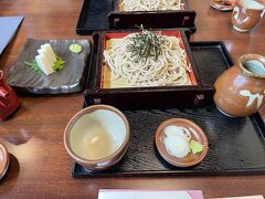 箱根湯本の駅前で昼食。
妻はバスでスマホ見てて車酔い…