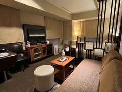 部屋に入ってWow広い！
ソファでかい！