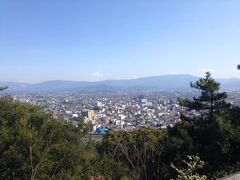 展望台から観音寺市街地を眺める。