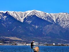 琵琶湖の対岸に雪化粧の比良連峰