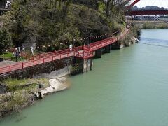 只見川の河岸に下りてきました．