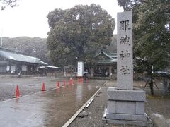  隣接している縁結び・安産の神様である服織神社に参拝します。さらに雪が激しくなり早々に撤収します。