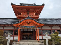 宝厳寺から稜線沿いに水平移動すると、5分ほどで伊佐爾波神社に到着。横幅が広く、立派な社殿を持った大きな神社です