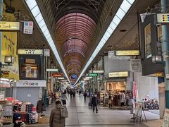 銀天街は松山市駅から大街道方面へと連なる長いアーケード。四国最大の市だけあって比較的元気な商店街ですが、それでも閉店しているお店もちらほらあって、中心街の空洞化を感じます