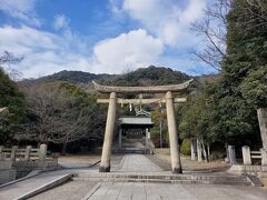 沼名前神社(ぬなくまじんじゃ)は、大綿津見命(おおわたつみのみこと)、須佐之男命(すさのおのみこと)をお祀りしている神社でした。

参道も長く、拝殿まで階段を登って行かなければなりませんでした。