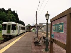 8:01　津川駅に着きました。（三川駅から10分）
津川駅も「SLばんえつ物語号」の停車駅なので三川駅同様に特別な駅名標が設置されています。ちなみに「SLばんえつ物語号」は、当駅にて給水します。