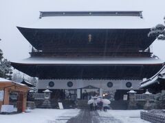 　早起きをして宿から善光寺山門を通って境内に入ります。山門は雪に覆われています。除雪された石畳を朝のお勤めがある本堂に進みます。